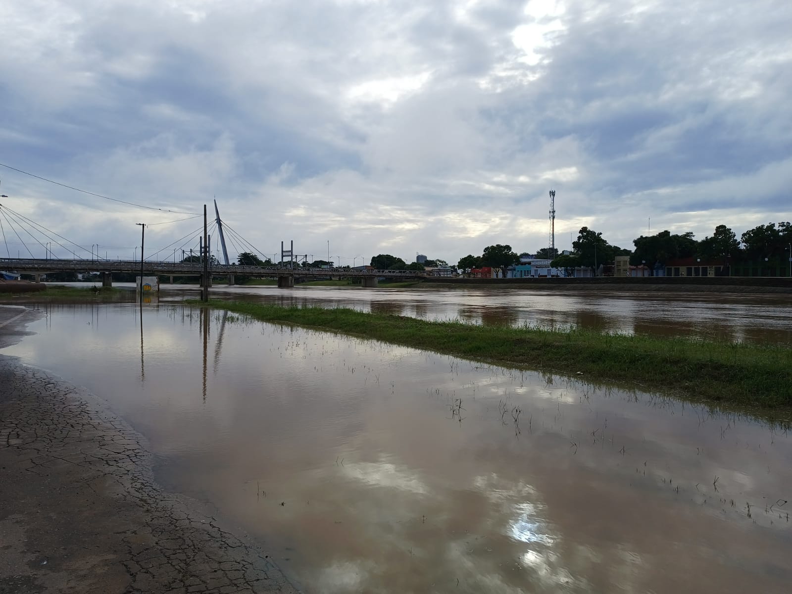 Nível do rio Acre baixa 10 centímetros em Rio Branco, mas permanece acima do alerta